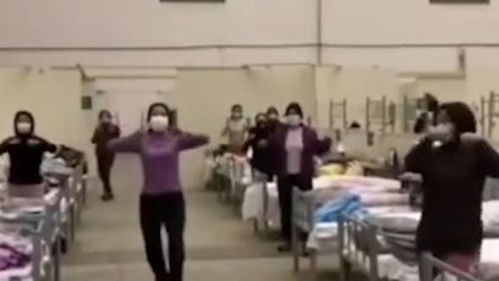 29秒丨方舱医院医护患者一起跳广场舞 网友 很棒,武汉加油