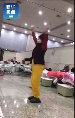 在武汉的方舱医院里,大妈们跳起了广场舞