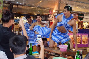 肌肉男穿女装为顾客服务 泰国餐厅耻度大到成网红