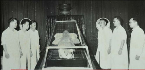 越南已保存四十年的胡志明遗体非常完好,水晶棺内清晰可见白胡须
