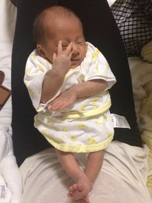 巴西新生儿刚出生拒绝了哭,还用仇恨的目光盯着催她哭的产科医生(新生儿照片刚出生图片)