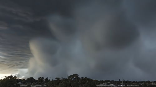 天空仿佛破了洞 澳洲现罕见下击暴流 巨大云团从天而降压向地面
