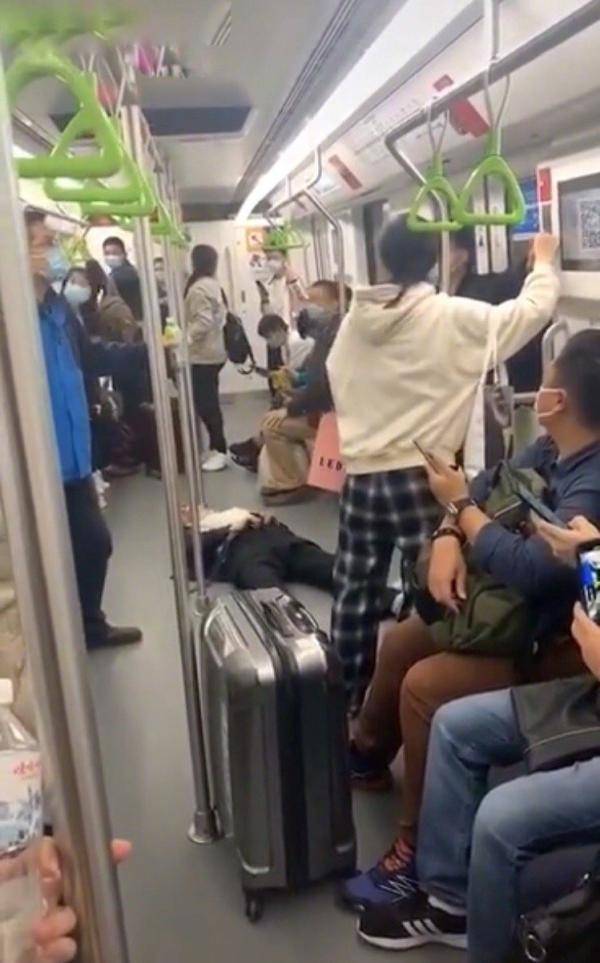 男子不戴口罩被抬出地铁车厢 上海地铁 该乘客醉酒倒地不起