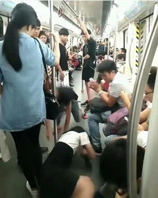 地铁上情侣双双晕倒,接下来的一幕让整节车厢乘客极其愤怒 
