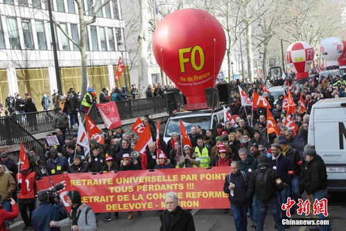 法国示威者在新冠肺炎疫情中坚持大规模游行 