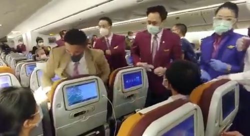 中国女性故意在泰国航班上咳嗽空姐,希望开门下飞机!