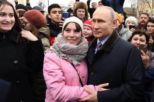 俄罗斯年轻女子向普京报告:求婚,普京笑着回应