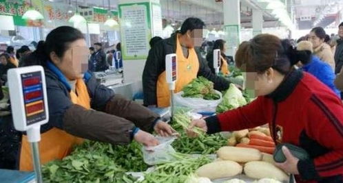 黑龙江某菜市场恢复营业,市民立即前往采购