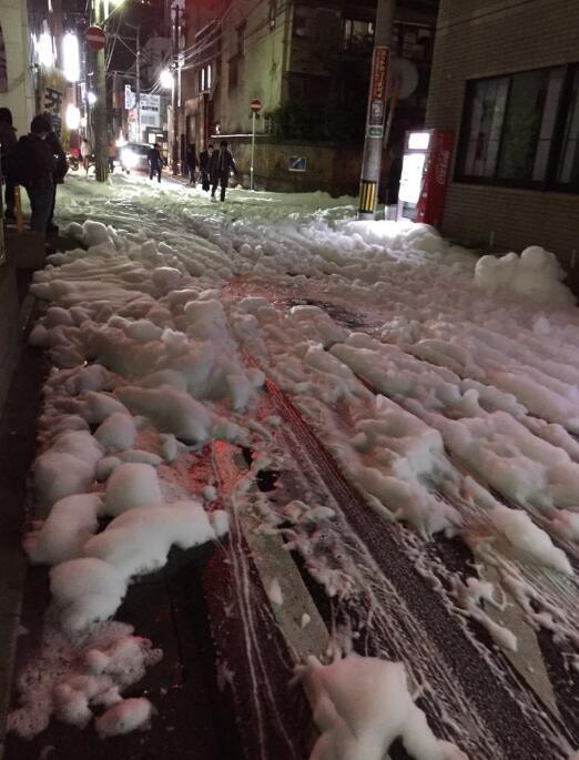 日本地震后街上出现泡沫 
