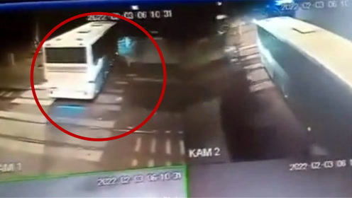 波兰校车司机铁轨停车下客被火车剧烈撞击死亡 监控曝光恐怖瞬间