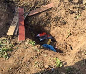 菜地挖出男童尸体 家属道歉 以为埋到荒地里