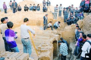 陕西修路竟挖出 千年古墓 ,6件文物遭村民哄抢 