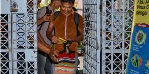 因疫情被提前假释,印尼数十名囚犯伴着 海绵宝宝 配乐 手舞足蹈 出狱