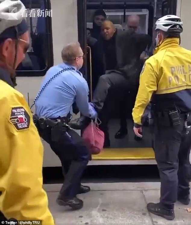 非裔美国人因未戴口罩被10名警察拽下公交引众怒 
