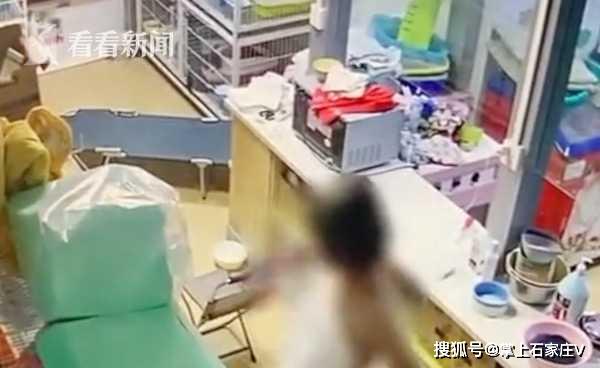 酒店大堂女子围条浴巾干这事 视频曝光让人震惊