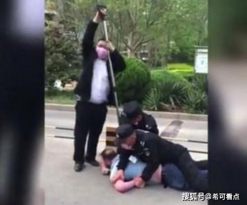 北京一个外国人不戴口罩,还开始打社区保安,用防暴叉倒在地上(北京外国人多吗)