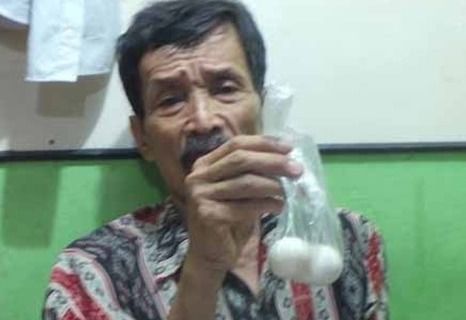 印尼62岁男子每三个月产一次鸡蛋!有朋友说看着他从肛门生鸡蛋