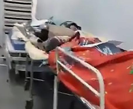 巴西医院内患者在死者旁插管治疗,和14具尸体共处一室,疫情严重