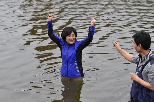 顺利当选后,韩国女市长当众 跳河