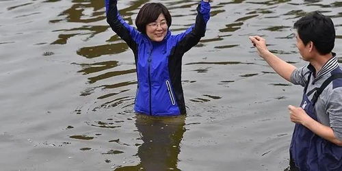顺利当选后,韩国女市长当众 跳河