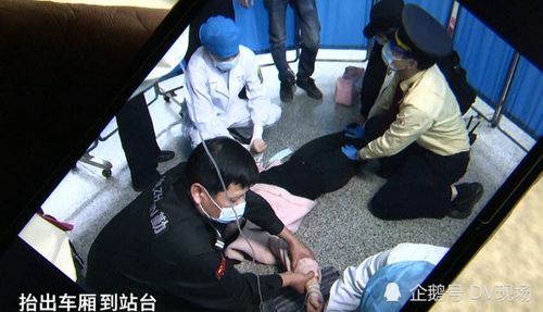 广州地铁车厢内女子突然晕倒,男子及时人工呼吸施救