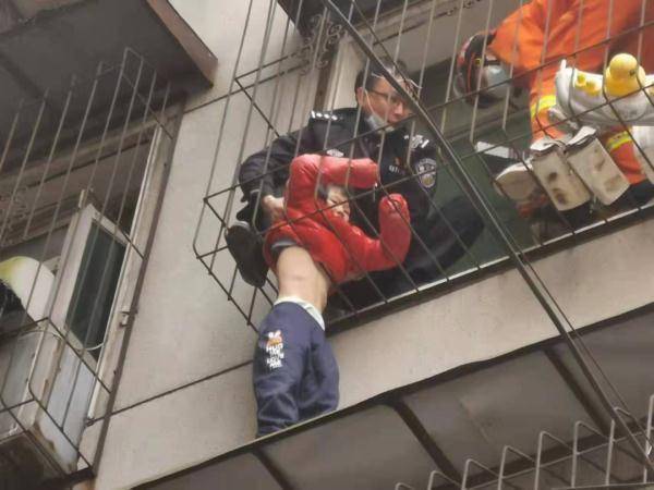 6岁女孩悬挂窗外,民警消防员接力营救