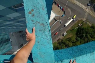 女子从9层27米的高楼上摔下来,站起来走人 毫发无损 整个惊(女子从9层27米掉下去)