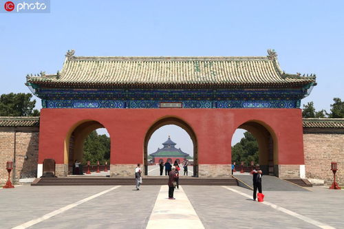 北京 天坛600岁老墙遭游客乱涂乱划 有人连续三年刻 到此一游