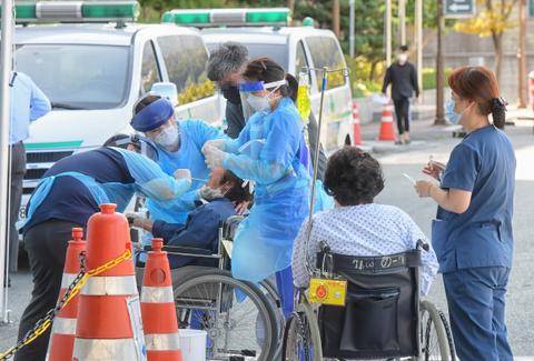 釜山一医院暴发集体感染 52人确诊新冠,其中43人为患者