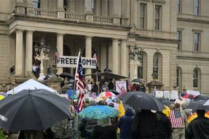 数百示威者在密歇根州议会大厦抗议居家令