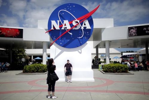 SpaceX和蓝色起源将帮助NASA开发载人登月系统