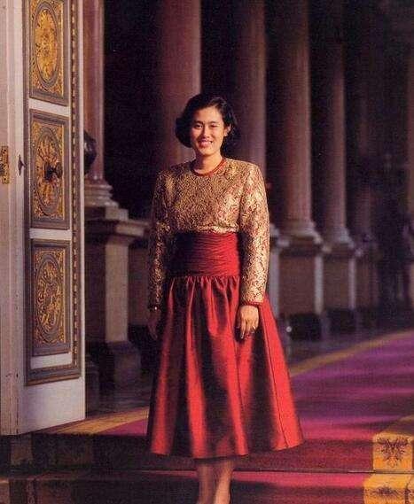 泰国公主诗琳通在泰国地位有多高？诗琳通公主和现在的泰王照片(泰国公主诗琳通在哪所城市留学读的是什么大学)