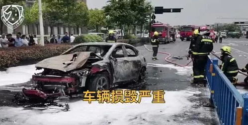 杭州一网约车撞上护栏起火 司机的这个行为酿成大祸