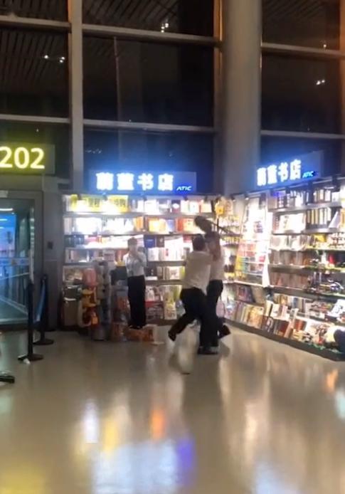 山东航空员工抡板凳和旅客互殴!网友被惊到了(山东航空员工待遇)