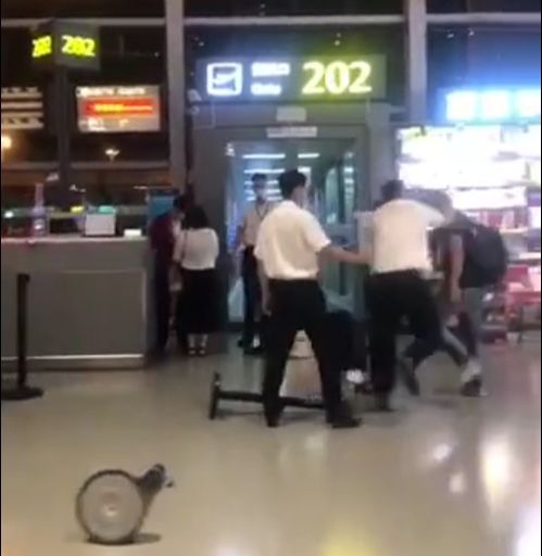 工作人员与旅客抡板凳互殴 山东航空回应 双方均有责