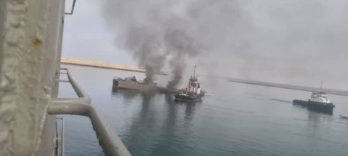 伊朗军舰意外击中后图曝光:舰体起火冒烟,上层建筑全毁