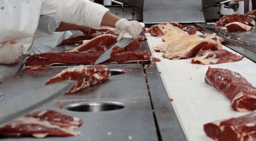 3家肉类加工厂15名员工感染新冠病毒,工厂仍在运转