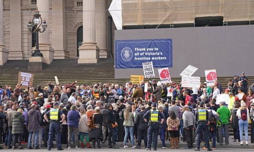 100多名示威者聚集在澳大利亚维多利亚州墨尔本市中央商务区