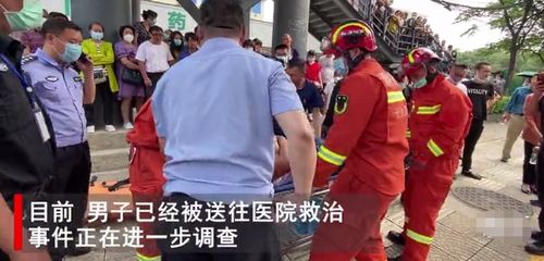 小伙突然从天桥跳下路上全是车 下一秒意外发生如同拍电影