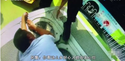 小伙突然从天桥跳下路上全是车 下一秒意外发生如同拍电影