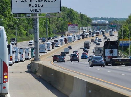 美国千辆巴士涌入华盛顿，要求政府为巴士行业经济影响提供救助