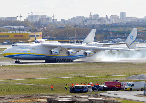世界最大飞机安225满载中国医疗物资飞抵波兰