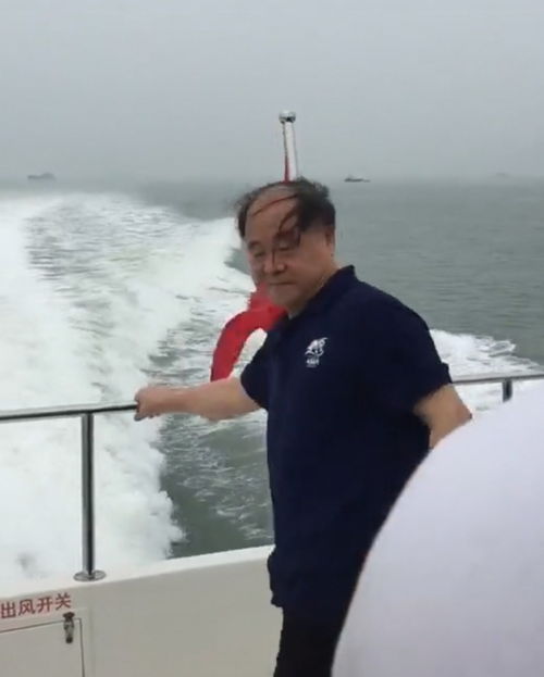 66岁莫言近况,游艇上拍摄身体摇晃不稳,稀疏头发被吹乱尴尬笑场