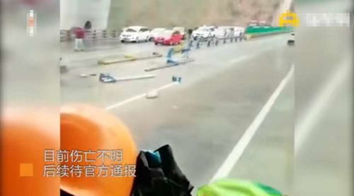 四川雅安发生车祸,位于石棉县,一大客车撞护栏侧翻,致6死30伤