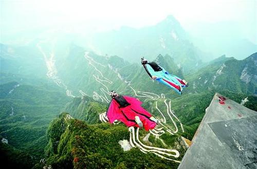 红圈疑似失联女孩 最近,一名北京女大学生在张家界天门山翅膀飞