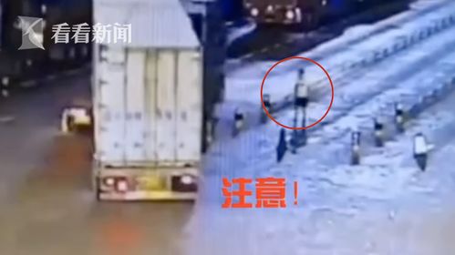 视频 货车爆胎路人瞬间被喷飞数米 视频还原惊悚一幕