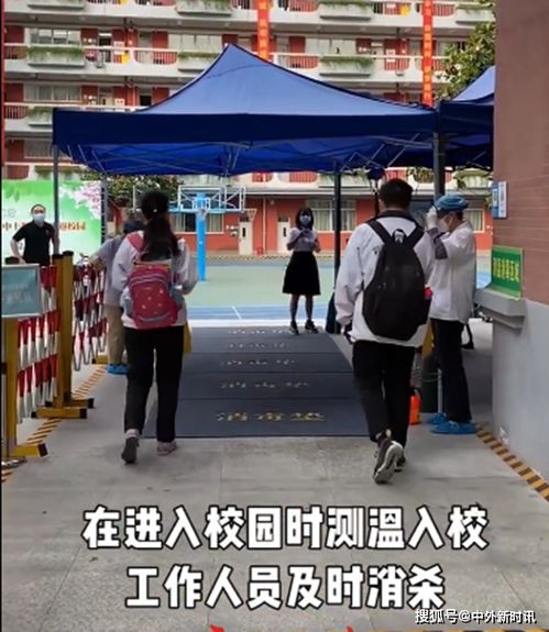 武汉初三学生全面复课 学生须佩戴核酸检测牌间隔一米入校