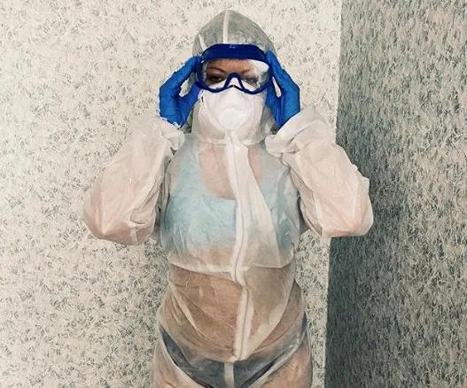 俄罗斯女护士穿着内衣和透明防护服照顾病人,涉嫌过度暴露