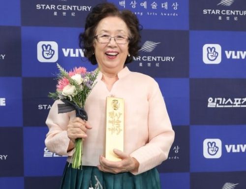 韩国国宝级演员,77岁斩获最佳女演员,出生地一栏赫然写着北京