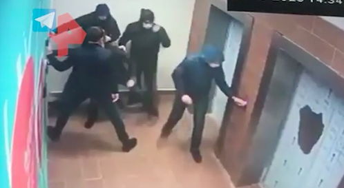莫斯科枪战追捕视频曝光 1名警察单挑5名嫌犯